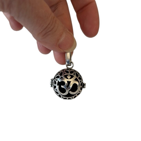 Om Silver Plated Diffuser‎ Locket Pendant - Picture 3 of 6
